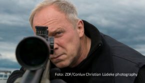 Ab dem 9. Juli dreht sich bei 3sat mit einem Thementag und einer einmonatigen Sonderprogrammierung alles um das Thema Krimi. Im Rahmen des „3sat-Krimisommers“ gibt’s auch ein Wiedersehen mit Ulrich Tukur als Bösewicht im „Taunuskrimi“. (Foto: ZDF/Conlux Christian Luedeke photography)