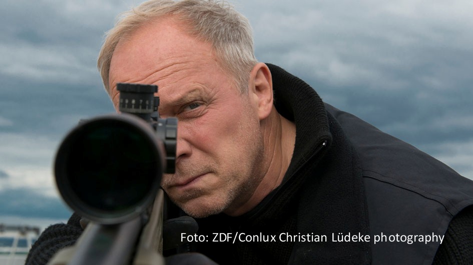 Ab dem 9. Juli dreht sich bei 3sat mit einem Thementag und einer einmonatigen Sonderprogrammierung alles um das Thema Krimi. Im Rahmen des „3sat-Krimisommers“ gibt’s auch ein Wiedersehen mit Ulrich Tukur als Bösewicht im „Taunuskrimi“. (Foto: ZDF/Conlux Christian Luedeke photography)