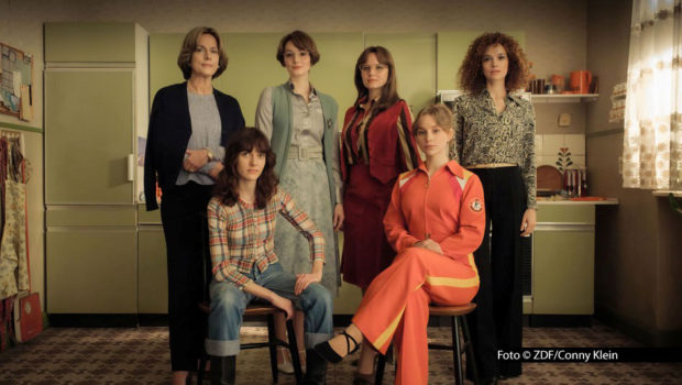 In Berlin und Umgebung entsteht für das ZDF ein neues dreiteiliges Drama um die Familie Schöllack und ihre Tanzschule am Kurfürstendamm. Zum Cast von „Ku’damm 77“ gehören Claudia Michelsen, Sonja Gerhardt, Maria Ehrich, Emilia Schüle, Carlotta Bähre und Marie Louise Albertine Becker. (Foto: ZDF/Conny Klein)