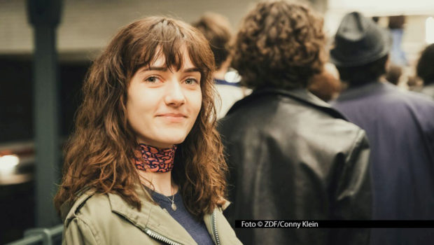 Der Dreiteiler „Ku’damm 77“ läuft ab dem 12. Januar im ZDF. Marie Louise Albertine Becker spielt als Neuzugang im Cast eine der beiden Enkelinnen von Tanzschul-Chefin Caterina Schöllack. Im Berlin der 1970er-Jahre gibt’s für die Familie zahlreiche neue Herausforderungen zu meistern. Foto © ZDF/Conny Klein