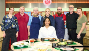 Sechs Hobbyköchinnen und -köche gehen ins Rennen um den ersten Wochensieg des Jahres 2026 bei der „Küchenschlacht“ im ZDF. Als Moderatorin führt Zora Klipp durch das Geschehen. Erste Tagesjurorin am 5. Januar ist die Ulmer Sterneköchin Alina Meissner-Bebrout. Foto © ZDF/Gunnar Nicolaus