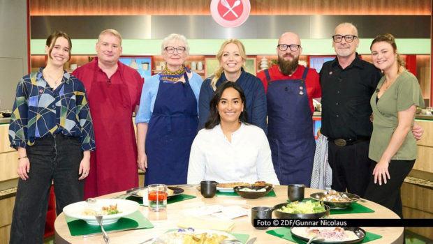 Sechs Hobbyköchinnen und -köche gehen ins Rennen um den ersten Wochensieg des Jahres 2026 bei der „Küchenschlacht“ im ZDF. Als Moderatorin führt Zora Klipp durch das Geschehen. Erste Tagesjurorin am 5. Januar ist die Ulmer Sterneköchin Alina Meissner-Bebrout. Foto © ZDF/Gunnar Nicolaus