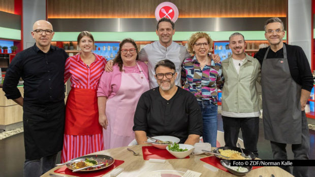 Eine neue „Küchenschlacht“-Woche mit dem Wiener Sternekoch Alexander Kumptner als Gastgeber beginnt am 24. März im ZDF. Sechs ambitionierte Hobbyköchinnen und -köche gehen ins Rennen. Als erster Juror begutachtet der Hamburger Gastronom Tarik Rose ihre Leistungen am Herd. Foto: © ZDF/Norman Kalle