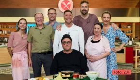 Sternekoch Robin Pietsch führt ab dem 30. Oktober als Moderator durch eine neue Woche des ZDF-Dauerbrenners „Die Küchenschlacht“. Zum Auftakt ist auch sein Kollege Max Strohe mit dabei, der als Tagesjuror die Leibgerichte der sechs teilnehmenden Hobbyköchinnen und -köche begutachtet. (Foto: ZDF)