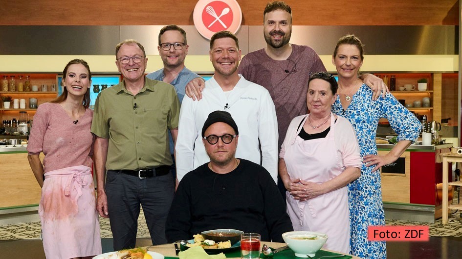 Sternekoch Robin Pietsch führt ab dem 30. Oktober als Moderator durch eine neue Woche des ZDF-Dauerbrenners „Die Küchenschlacht“. Zum Auftakt ist auch sein Kollege Max Strohe mit dabei, der als Tagesjuror die Leibgerichte der sechs teilnehmenden Hobbyköchinnen und -köche begutachtet. (Foto: ZDF)