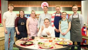 Lust auf Königsberger Klopse, auf Mohnschupfnudeln oder ein „Hochzeitsschnitzel“? Zum Auftakt der neuen „Küchenschlacht“-Woche im ZDF werden dem Wiener Sternekoch Alexander Kumptner diese und andere Leibgerichte aufgetischt. Los geht’s jeweils um 14:15 Uhr im ZDF. Foto © ZDF/Gunnar Nicolaus