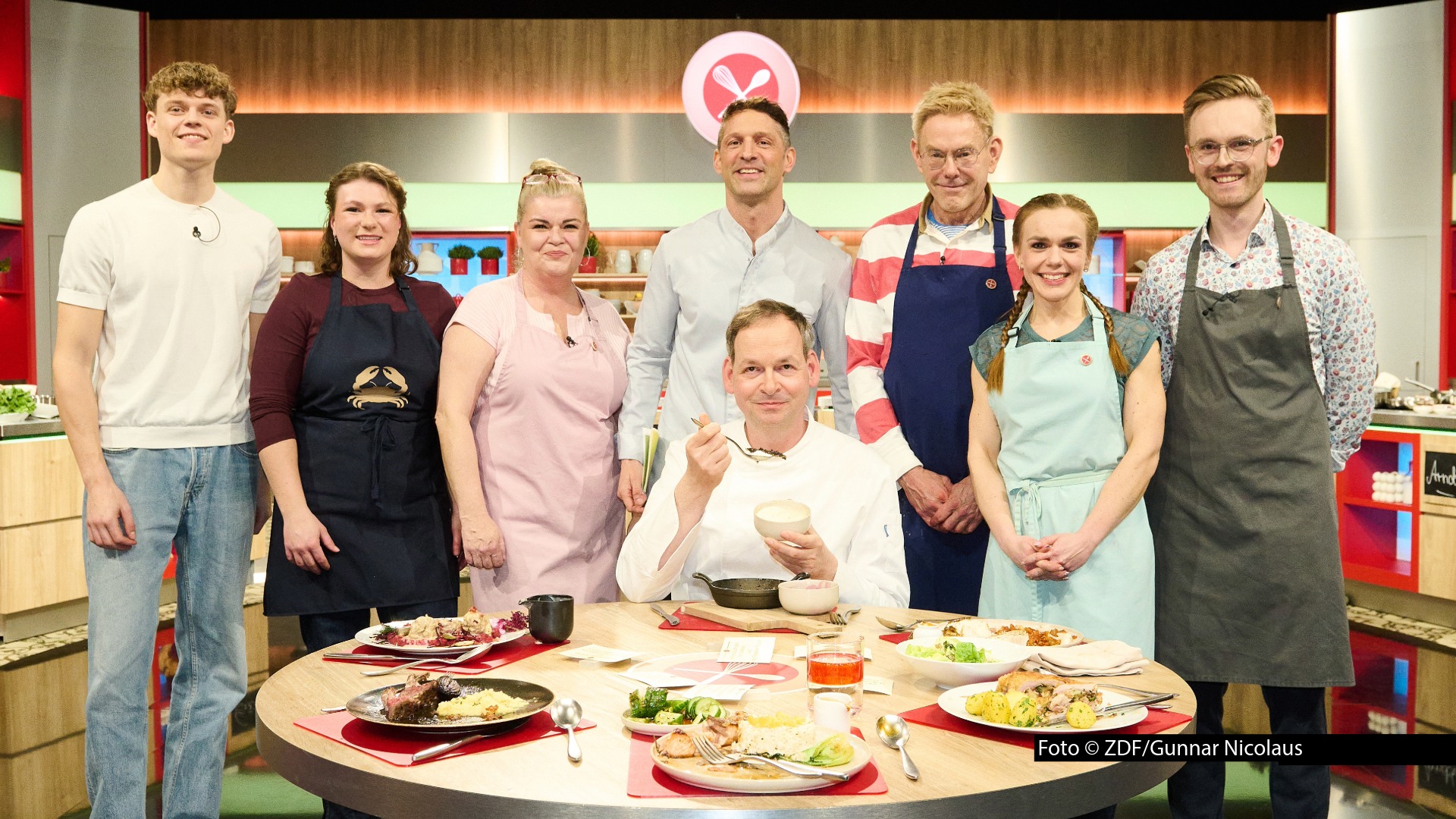Lust auf Königsberger Klopse, auf Mohnschupfnudeln oder ein „Hochzeitsschnitzel“? Zum Auftakt der neuen „Küchenschlacht“-Woche im ZDF werden dem Wiener Sternekoch Alexander Kumptner diese und andere Leibgerichte aufgetischt. Los geht’s jeweils um 14:15 Uhr im ZDF. Foto © ZDF/Gunnar Nicolaus