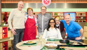 Am heutigen 31. März entscheidet Alina Meissner-Bebrout in der ZDF-„Küchenschlacht“ darüber, wer bleiben darf und wer die Show verlassen muss. Ab 14:15 Uhr treten die verbliebenen vier Kandidaten mit raffinierten Vorspeisen an, um sie zu beeindrucken. Moderator der Woche ist Mario Kotaska. Foto © ZDF/Gunnar Nicolaus