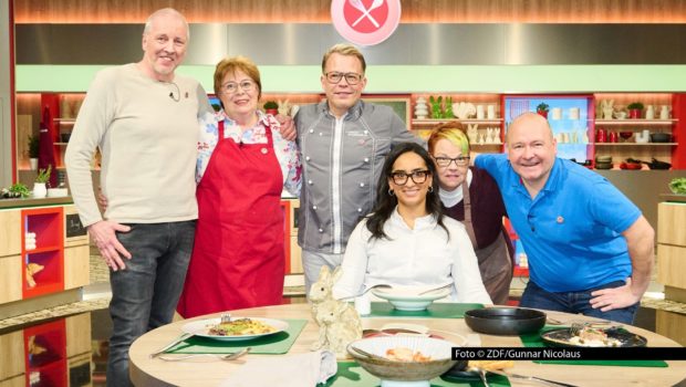 Am heutigen 31. März entscheidet Alina Meissner-Bebrout in der ZDF-„Küchenschlacht“ darüber, wer bleiben darf und wer die Show verlassen muss. Ab 14:15 Uhr treten die verbliebenen vier Kandidaten mit raffinierten Vorspeisen an, um sie zu beeindrucken. Moderator der Woche ist Mario Kotaska. Foto © ZDF/Gunnar Nicolaus