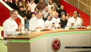 Am 28. November entscheidet sich im ZDF, wer das Jahresfinale der „Küchenschlacht“ gewinnt. Um den Sieger zu bestimmen, nehmen diesmal gleich drei Spitzenköche am Jurytisch Platz: Christoph Rüffer, Thomas Martin und Alina Meissner-Bebrout. Foto © ZDF/Gunnar Nicolaus