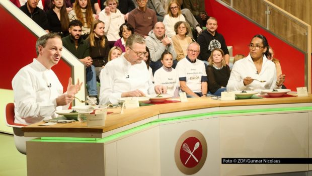 Am 28. November entscheidet sich im ZDF, wer das Jahresfinale der „Küchenschlacht“ gewinnt. Um den Sieger zu bestimmen, nehmen diesmal gleich drei Spitzenköche am Jurytisch Platz: Christoph Rüffer, Thomas Martin und Alina Meissner-Bebrout. Foto © ZDF/Gunnar Nicolaus