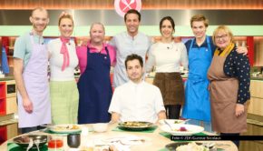 Der Wiener Spitzenkoch Alexander Kumptner präsentiert ab 19. Januar eine neue Woche der ZDF-„Küchenschlacht“. Zum Auftakt treten sechs Hobbyköchinnen und -köche mit ihren persönlichen Leibspeisen an. Wer auch morgen noch im Wettbewerb bleibt, entscheidet zunächst Sternekoch Maurizio Oster. Foto © ZDF/Gunnar Nicolaus