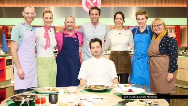 Der Wiener Spitzenkoch Alexander Kumptner präsentiert ab 19. Januar eine neue Woche der ZDF-„Küchenschlacht“. Zum Auftakt treten sechs Hobbyköchinnen und -köche mit ihren persönlichen Leibspeisen an. Wer auch morgen noch im Wettbewerb bleibt, entscheidet zunächst Sternekoch Maurizio Oster. Foto © ZDF/Gunnar Nicolaus