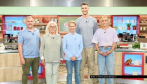 Kaum ist die ChampionsWeek vorbei, steht in der ZDF-„Küchenschlacht“ schon das nächste Highlight an. In den kommenden fünf Tagen führt Cornelia Poletto durch die Ehemaligen-Woche. Frühere Kandidatinnen und Kandidaten zeigen noch einmal ihr Können am Herd – und das diesmal für einen guten Zweck. Foto © ZDF/Gunnar Nicolaus