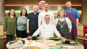 Trotz des Feiertags stürzen sich auch in der kommenden Woche an fünf Tagen wieder sechs Hobbyköchinnen und -köche in die ZDF-„Küchenschlacht“. Ab Pfingstmontag begleitet Sternekoch Robin Pietsch täglich die Kontrahentinnen und Kontrahenten durch den Wettbewerb. (Foto: ZDF/Gunnar Nicolaus)