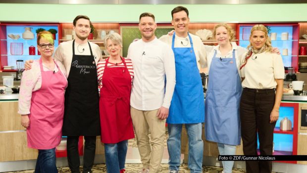 Ab Montag, den 20. April, startet die ZDF-„Küchenschlacht“ in eine neue Woche. Diesmal begleitet Sternekoch Robin Pietsch die Kandidatinnen und Kandidaten durch den Kochwettbewerb. Zum Auftakt stehen die persönlichen Lieblingsgerichte der Hobbyköche im Mittelpunkt. Foto © ZDF/Gunnar Nicolaus