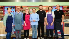 Spitzenköchin Cornelia Poletto führt als Host durch die aktuelle „Küchenschlacht“-Woche, die am 27. April im ZDF startet. Trotz des Feiertages gibt’s bis Freitag jeden Tag eine neue Folge des TV-Kochwettbewerbs. Los geht’s heute mit den Leibgerichten der Kandidaten. Foto © ZDF/Gunnar Nicolaus