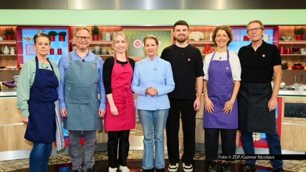 Spitzenköchin Cornelia Poletto führt als Host durch die aktuelle „Küchenschlacht“-Woche, die am 27. April im ZDF startet. Trotz des Feiertages gibt’s bis Freitag jeden Tag eine neue Folge des TV-Kochwettbewerbs. Los geht’s heute mit den Leibgerichten der Kandidaten. Foto © ZDF/Gunnar Nicolaus