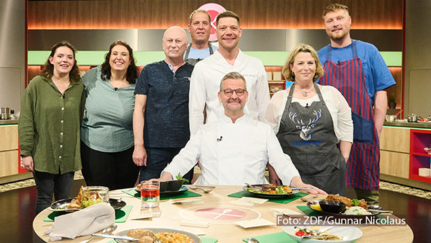Trotz des Feiertags stürzen sich auch in der kommenden Woche an fünf Tagen wieder sechs Hobbyköchinnen und -köche in die ZDF-„Küchenschlacht“. Ab Pfingstmontag begleitet Sternekoch Robin Pietsch täglich die Kontrahentinnen und Kontrahenten durch den Wettbewerb. (Foto: ZDF/Gunnar Nicolaus)