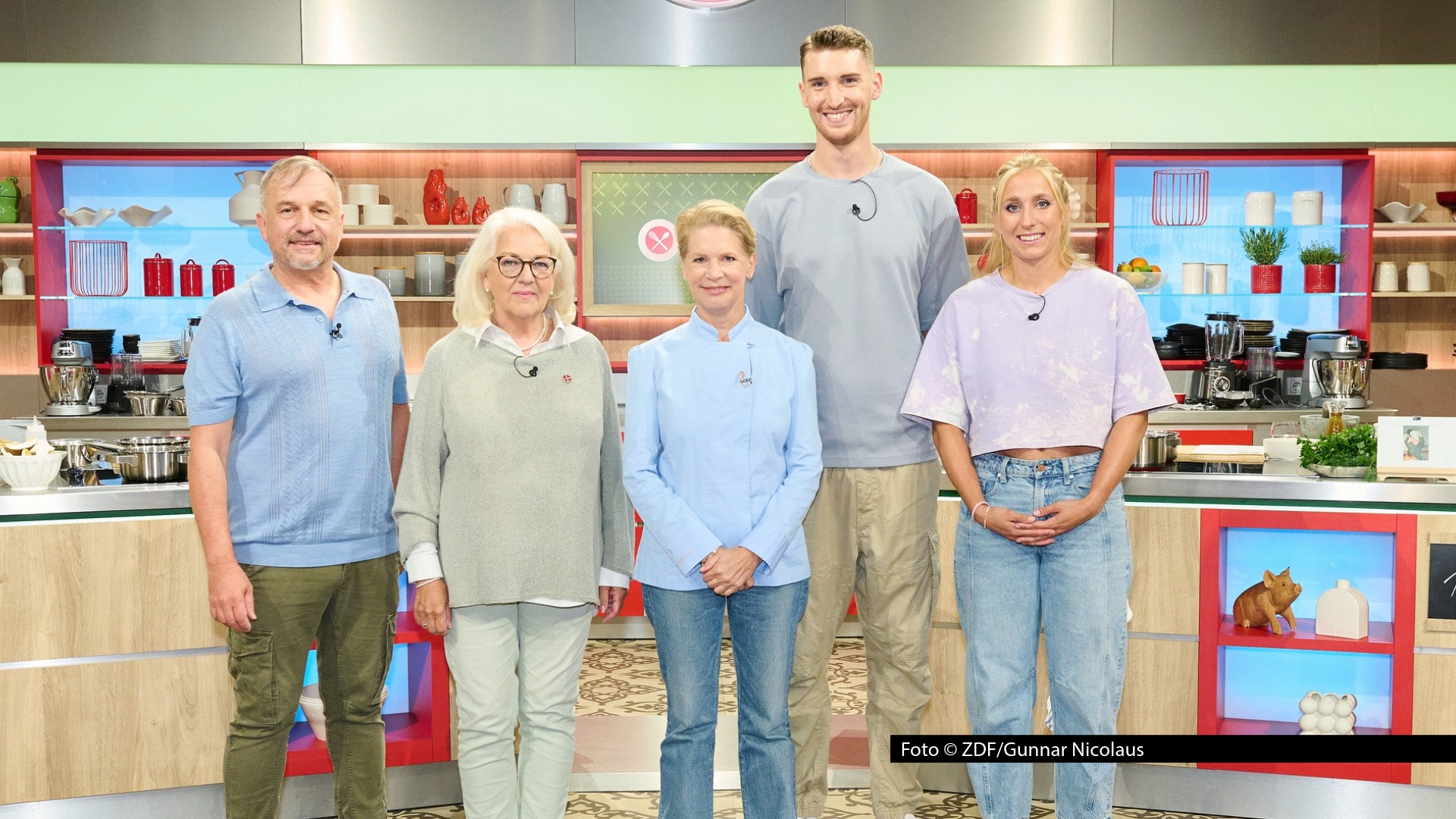 Kaum ist die ChampionsWeek vorbei, steht in der ZDF-„Küchenschlacht“ schon das nächste Highlight an. In den kommenden fünf Tagen führt Cornelia Poletto durch die Ehemaligen-Woche. Frühere Kandidatinnen und Kandidaten zeigen noch einmal ihr Können am Herd – und das diesmal für einen guten Zweck. Foto © ZDF/Gunnar Nicolaus