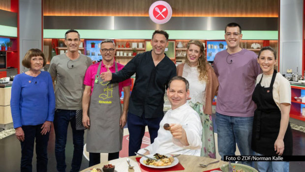 Moderator Alexander Kumptner führt ab dem 2. Juni durch eine neue Woche des ZDF-Dauerbrenners „Die Küchenschlacht“. Zum Auftakt begrüßt der Wiener Sternekoch neben den sechs Kandidatinnen und Kandidaten auch seinen Hamburger Kollegen Christoph Rüffer, der als Juror fungiert.