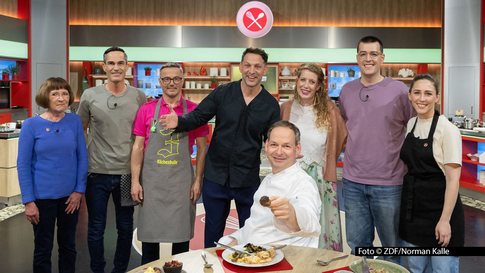 Moderator Alexander Kumptner führt ab dem 2. Juni durch eine neue Woche des ZDF-Dauerbrenners „Die Küchenschlacht“. Zum Auftakt begrüßt der Wiener Sternekoch neben den sechs Kandidatinnen und Kandidaten auch seinen Hamburger Kollegen Christoph Rüffer, der als Juror fungiert.