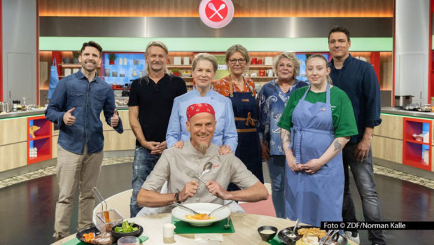 Mit sechs neuen Kandidatinnen und Kandidaten startet der ZDF-Dauerbrenner „Die Küchenschlacht“ am 28. April in einer weitere Wettbewerbswoche. Gastgeberin ist die Hamburger Spitzenköchin Cornelia Poletto, die zur Auftaktrunde ihren Berliner Kollegen Ralf Zacherl als Juror. Foto © ZDF/Norman Kalle