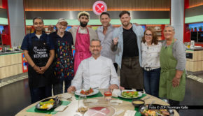 Der Wiener Sternekoch Alexander Kumptner führt durch eine neue Woche beim ZDF-Kochwettbewerb „Die Küchenschlacht“. Zum Auftakt begutachtet Thomas Martin als Juror die kulinarischen Leistungen der sechs ambitionierten Hobbyköchinnen und -köche. Foto © ZDF/Norman Kalle