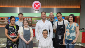 In der ZDF-Kochshow „Die Küchenschlacht“ treten ab dem 19. August wieder sechs Hobbyköche gegeneinander an. Sternekoch Robin Pietsch moderiert die Woche und unterstützt die Teilnehmer mit wertvollen Tipps. Bewertet werden die fertigen Gerichte diesmal von Jurorin Milena Broger. (Foto: ZDF/Norman Kalle)