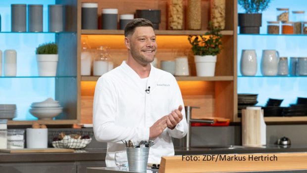 Sternekoch Robin Pietsch führt in dieser Woche wieder als Moderator durch den ZDF-Klassiker „Die Küchenschlacht“. Aufgrund aktueller Sportübertragungen fällt die Entscheidung über den Wochensieg diesmal früher als gewohnt – nämlich bereits nach drei Runden. (Foto: ZDF/Markus Hertrich)
