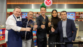 Zwischen dem 22. Dezember und dem 2. Januar laufen fünf zu den Feiertagen passende Themensendungen der „Küchenschlacht“ im ZDF. Zum Beispiel gibt’s ein Weihnachtsmenü mit Host Alexander Kumptner sowie dessen Kollegen Richard Rauch, Mario Kotaska, Alina Meissner-Bebrout und Ali Güngörmüs. Foto © ZDF/Norman Kalle
