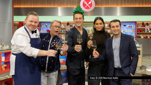 Zwischen dem 22. Dezember und dem 2. Januar laufen fünf zu den Feiertagen passende Themensendungen der „Küchenschlacht“ im ZDF. Zum Beispiel gibt’s ein Weihnachtsmenü mit Host Alexander Kumptner sowie dessen Kollegen Richard Rauch, Mario Kotaska, Alina Meissner-Bebrout und Ali Güngörmüs. Foto © ZDF/Norman Kalle