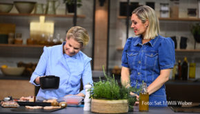 Moderatorin Ruth Moschner begrüßt am heutigen 5. Mai die Hamburger Spitzenköchin Cornelia Poletto zur Sat.1-Kochshow „Kühlschrank öffne dich!“. Poletto fordert im Team mit ihrem Kollegen Christoph Rüffer das Duo Lisa Angermann/Alexander Herrmann heraus. (Foto: Sat.1/Willi Weber)
