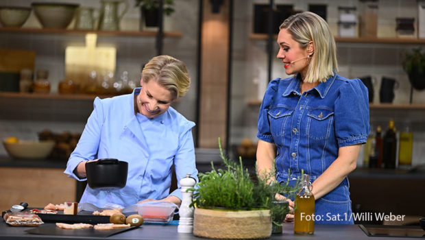 Moderatorin Ruth Moschner begrüßt am heutigen 5. Mai die Hamburger Spitzenköchin Cornelia Poletto zur Sat.1-Kochshow „Kühlschrank öffne dich!“. Poletto fordert im Team mit ihrem Kollegen Christoph Rüffer das Duo Lisa Angermann/Alexander Herrmann heraus. (Foto: Sat.1/Willi Weber)