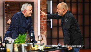 „Kühlschrank öffne dich!“ ist zurück mit neuen Folgen. Ab dem 3. Januar zeigt Sat.1 die zweite Staffel des TV-Kochwettbewerbs, der in die Kühlschränke privater Haushalte schaut. Moderatorin Ruth Moschner begrüßt diesmal unterschiedliche Teams aus Profiköchen. Mit dabei sind u.a. die beiden „The Taste“-Coaches Alexander Herrmann und Frank Rosin. (Foto: Sat.1/Willi Weber)