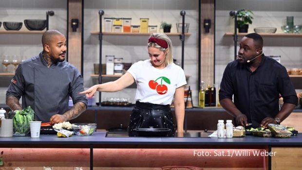 Die Spitzenköche Benno Ullrich und Nelson Müller gehen am 31. Januar gegen die „Dienstbach Twins“ in den kulinarischen Wettkampf. Moderatorin Ruth Moschner begrüßt die Küchenprofis zu einer neuen Ausgabe der Sat.1-Show „Kühlschrank öffne dich!“ (Foto: Sat.1/Willi Weber)