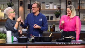 Geballte Ruhrgebiets-Power in der Sat.1-Küche. In der letzten Staffelfolge der Show „Kühlschrank öffne dich!“ begrüßt Moderatorin Ruth Moschner die Spitzenköche Pia-Engel Nixon und Frank Buchholz. Die beiden fordern ihre Kollegen Alexander Herrmann und Lisa Angermann heraus. (Foto: Sat.1/Willi Weber)