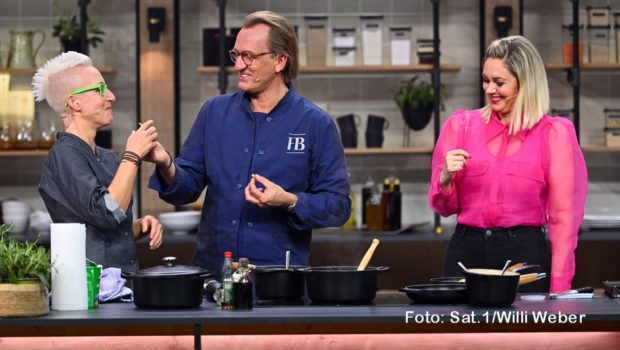 Geballte Ruhrgebiets-Power in der Sat.1-Küche. In der letzten Staffelfolge der Show „Kühlschrank öffne dich!“ begrüßt Moderatorin Ruth Moschner die Spitzenköche Pia-Engel Nixon und Frank Buchholz. Die beiden fordern ihre Kollegen Alexander Herrmann und Lisa Angermann heraus. (Foto: Sat.1/Willi Weber)