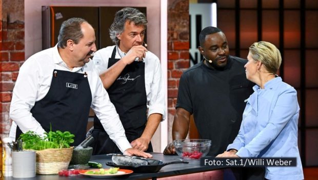 Mit einer hochkarätigen Besetzung geht „Kühlschrank öffne dich!“ in Sat.1 am 10. Januar in die nächste Runde. Johann Lafer und Peter Maria Schnurr liefern sich einen kulinarischen Wettkampf mit Nelson Müller und Cornelia Poletto. Als Moderatorin führt wieder Ruth Moschner durch den Abend. (Foto: Sat.1/Willi Weber)