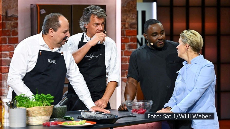Mit einer hochkarätigen Besetzung geht „Kühlschrank öffne dich!“ in Sat.1 am 10. Januar in die nächste Runde. Johann Lafer und Peter Maria Schnurr liefern sich einen kulinarischen Wettkampf mit Nelson Müller und Cornelia Poletto. Als Moderatorin führt wieder Ruth Moschner durch den Abend. (Foto: Sat.1/Willi Weber)