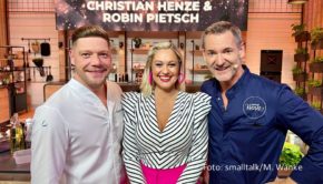 Das „MDR um 4“-Kochteam Robin Pietsch und Christian Henze geht am 24. Januar gemeinsam in die Sat.1-Show „Kühlschrank öffne dich!“. Zu dem kulinarischen Wettkampf begrüßt Moderatorin Ruth Moschner als Gegnerinnen der beiden die Profi-Köchinnen Viktoria Fuchs und Zora Klipp. (Foto: smalltalk/M. Wanke)