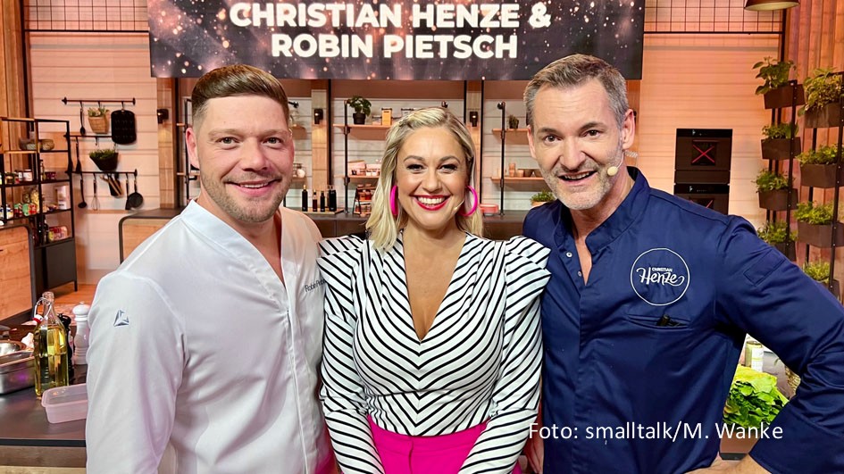 Das „MDR um 4“-Kochteam Robin Pietsch und Christian Henze geht am 24. Januar gemeinsam in die Sat.1-Show „Kühlschrank öffne dich!“. Zu dem kulinarischen Wettkampf begrüßt Moderatorin Ruth Moschner als Gegnerinnen der beiden die Profi-Köchinnen Viktoria Fuchs und Zora Klipp. (Foto: smalltalk/M. Wanke)