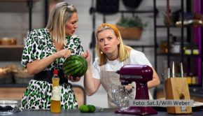 Moderatorin Ruth Moschner begrüßt am 7. Februar zum Staffelfinale von „Kühlschrank öffne dich!“ noch einmal die Köchin und Foodstylistin Hanna Reder als Kandidatin. Sie tritt in dem kulinarischen Wettbewerb u.a. gegen Zwei-Sterne-Koch Alexander Herrmann an. (Foto: Sat.1/Willi Weber)