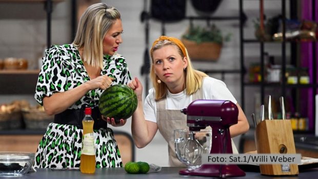 Moderatorin Ruth Moschner begrüßt am 7. Februar zum Staffelfinale von „Kühlschrank öffne dich!“ noch einmal die Köchin und Foodstylistin Hanna Reder als Kandidatin. Sie tritt in dem kulinarischen Wettbewerb u.a. gegen Zwei-Sterne-Koch Alexander Herrmann an. (Foto: Sat.1/Willi Weber)