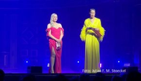 Zum 20. Mal fand in Berlin die große Benefizgala „Künstler gegen Aids“ statt. Bei dem festlichen Abend im Theater des Westens, der von Ruth Moschner und Annabelle Mandeng moderiert wurde, kam eine Spendensumme von mehr als 118.000 Euro für die Berliner Aids-Hilfe zusammen. (Foto: Julian F. M. Stoeckel)