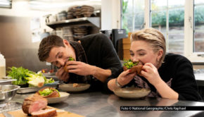 Für National Geographic geht Koch und Schauspieler Antoni Porowski mit Stars wie Florence Pugh, Justin Theroux und James Marsden auf kulinarische und familiäre Entdeckungsreisen. Schauplätze der Serie, die Ende Februar startet, sind u.a. Borneo, Italien, der Senegal und Süddeutschland. Foto © National Geographic/Chris Raphael