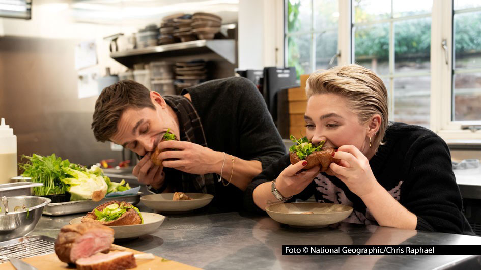 Für National Geographic geht Koch und Schauspieler Antoni Porowski mit Stars wie Florence Pugh, Justin Theroux und James Marsden auf kulinarische und familiäre Entdeckungsreisen. Schauplätze der Serie, die Ende Februar startet, sind u.a. Borneo, Italien, der Senegal und Süddeutschland. Foto © National Geographic/Chris Raphael