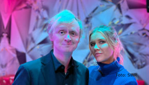 In dem Online-Format „Kurzstrecke“ trifft Moderator Pierre M. Krause Prominente und begleitet sie in ihrem Alltag. In der aktuellen Folge besucht er die Moderatorin und Autorin Laura Karasek. Die beiden spazieren durch Frankfurt. Dazu gehört der Besuch einer Karaokebar. (Foto: SWR)