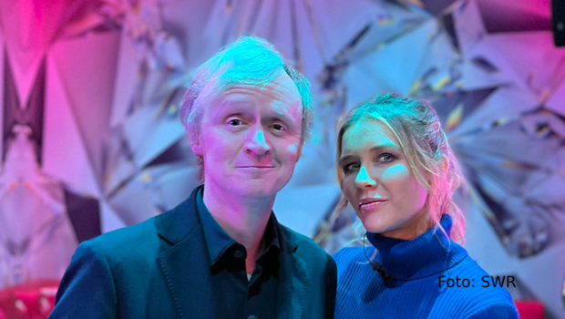 In dem Online-Format „Kurzstrecke“ trifft Moderator Pierre M. Krause Prominente und begleitet sie in ihrem Alltag. In der aktuellen Folge besucht er die Moderatorin und Autorin Laura Karasek. Die beiden spazieren durch Frankfurt. Dazu gehört der Besuch einer Karaokebar. (Foto: SWR)