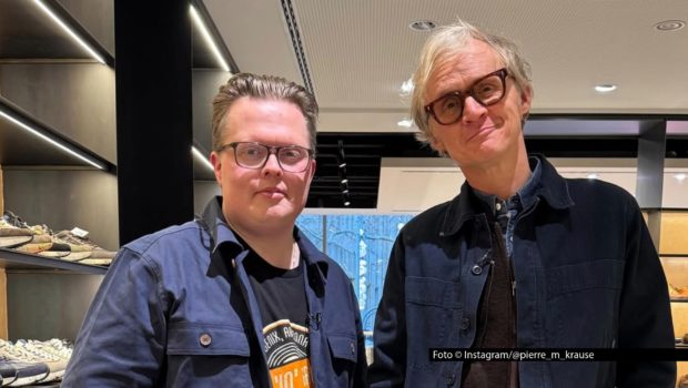 In der neuesten Ausgabe des SWR-Formats „Kurzstrecke mit Pierre M. Krause“ ist der Musiker Angelo Kelly zu Gast. Gemeinsam mit Gastgeber Pierre M. Krause geht’s zum Schuhshopping durch die Kölner Innenstadt. Zu sehen gibt’s die Folge in der ARD-Mediathek und auf Youtube. Foto © Instagram/@pierre_m_krause